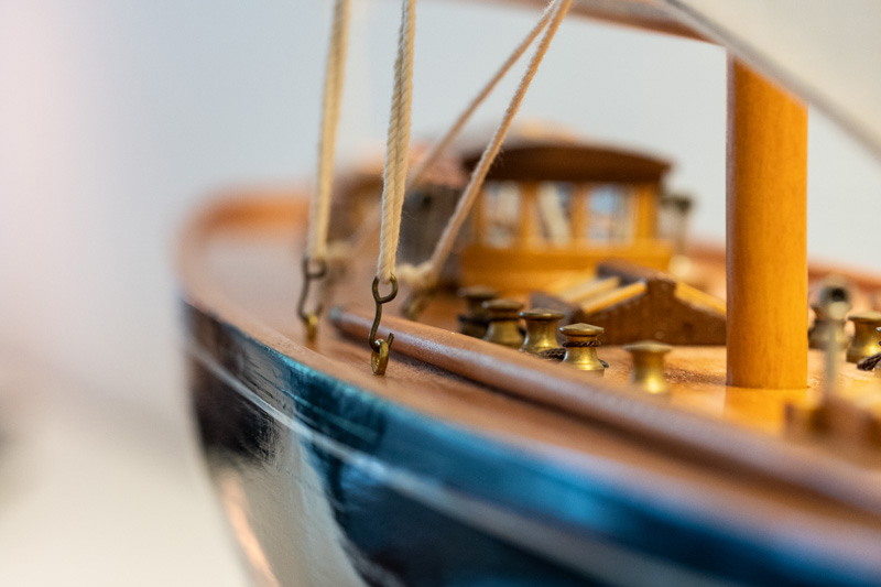 Modell eines Segelschiffes aus Holz